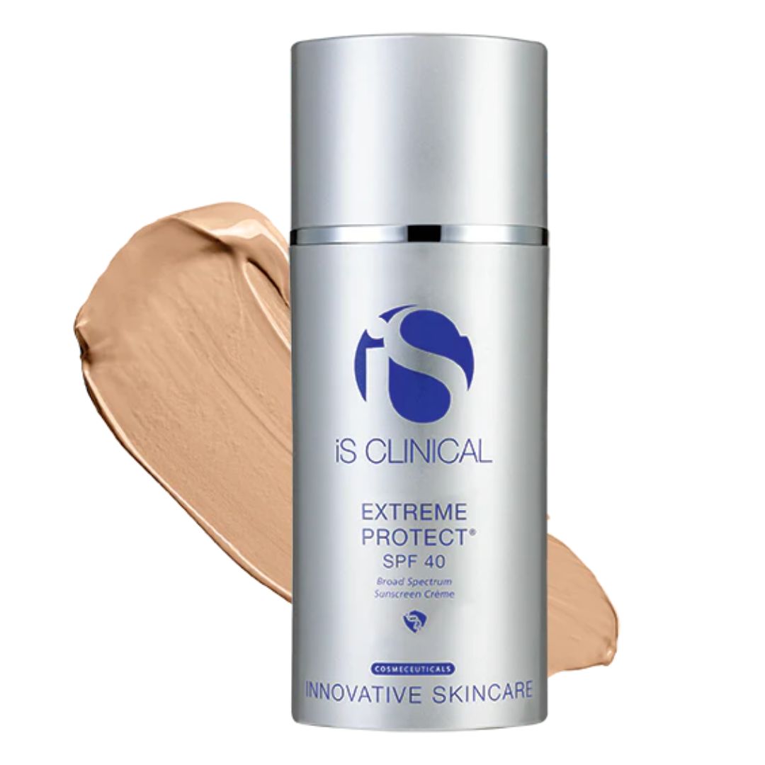 Eine silberne Flasche iS CLINICAL Extreme Protect SPF 40 steht vor einem beigen Cremeschmier, das die Textur und den Farbton des Sonnenschutzes zeigt.