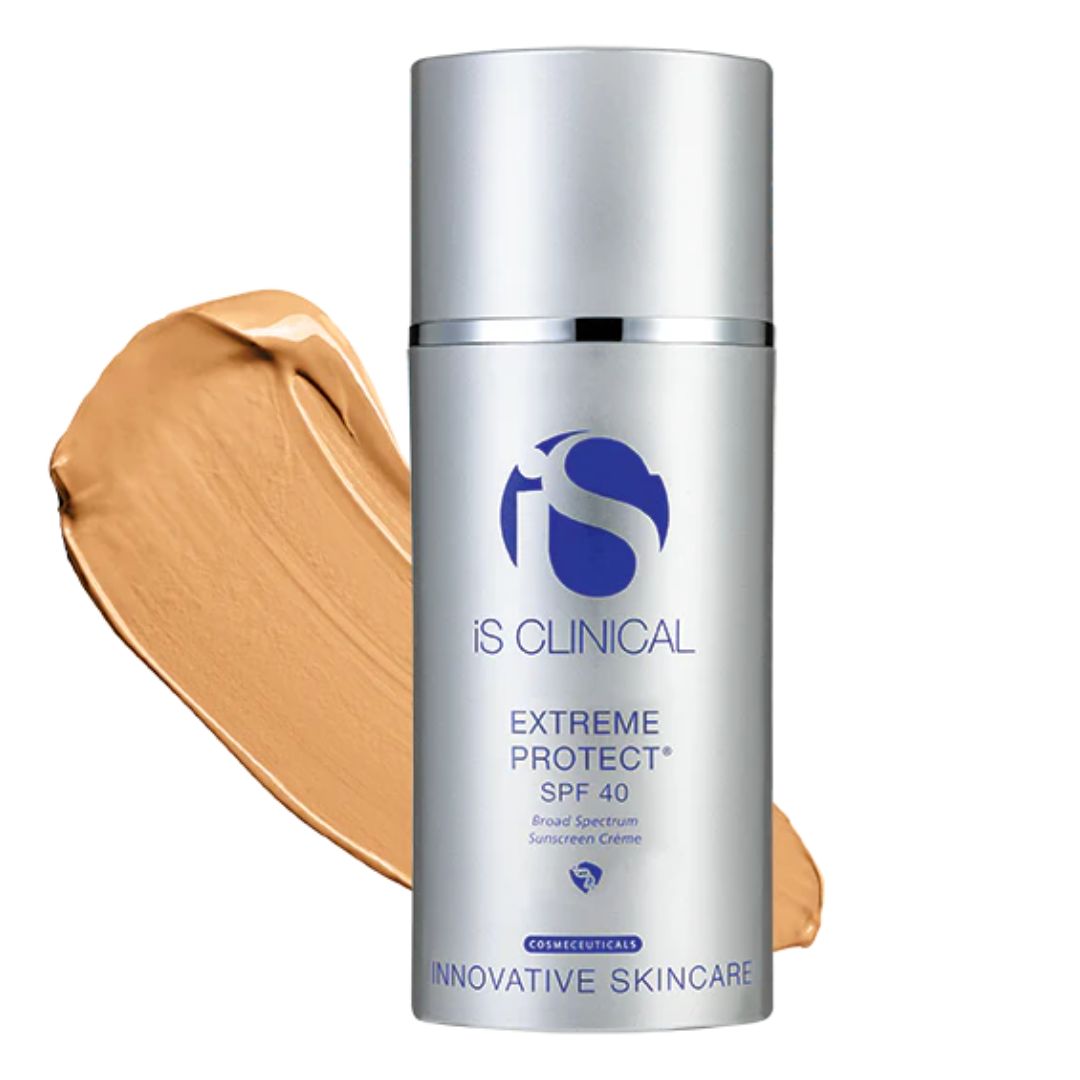 Eine silberne Flasche iS CLINICAL Extreme Protect SPF 40 steht vor einem beigen Cremeschmier, das seine Textur und Tönung zeigt. Das iS CLINICAL-Etikett weist auf den Breitbandschutz SPF 40 hin.