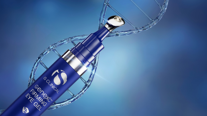 IS Clinical GenexC Firming Eye Gel in einer blauen Applikatorflasche vor einem durchsichtigen DNA-Strang.
