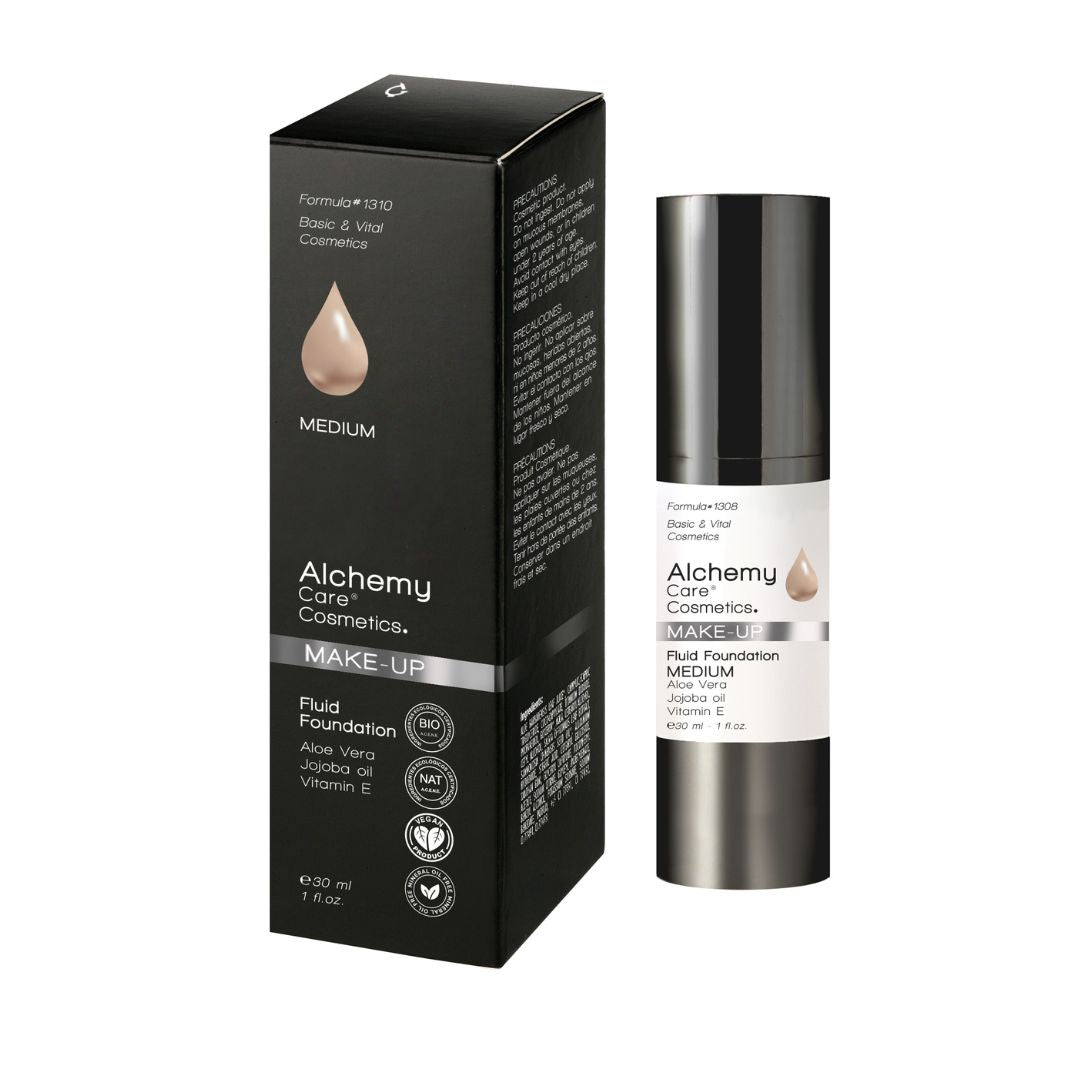 Eine Flasche und Schachtel der Alchemy Care Cosmetics' Alchemy Make Up Foundation in Medium. Die schwarze Verpackung enthält weißen Text, Produktinformationen und eine Tropfengrafik für den Farbton.