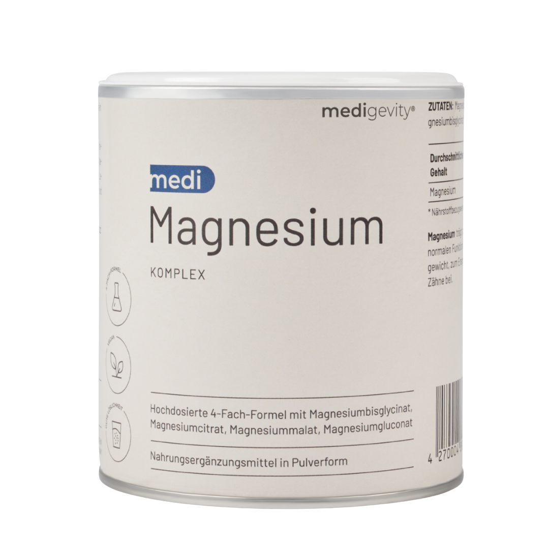 Ein minimaler weißer Kanister mit der Aufschrift medigevity - medi Magnesium Komplex zeigt schwarzen Text, kleine Symbole und deutsche Beschreibungen, die darauf hinweisen, dass es sich um ein pulverförmiges Magnesium-Nahrungsergänzungsmittel mit mehreren Formen von Magnesium handelt.