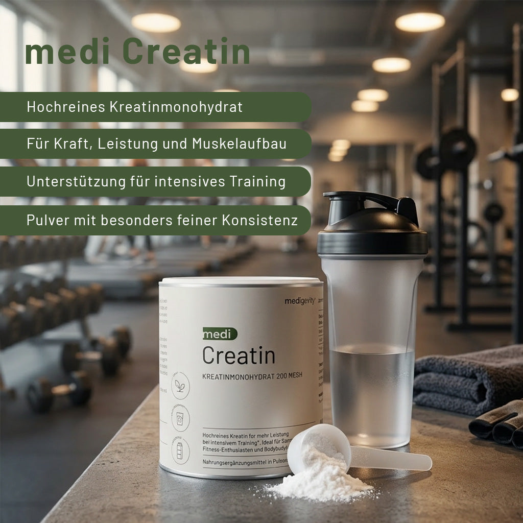 Ein Behälter mit medigevity - medi Creatin Kreatinpulver, eine Shakerflasche mit Wasser und ein Messlöffel Kreatinpulver stehen auf einer Fitnessbank. Im Hintergrund sind Fitnessgeräte und Gewichte zu sehen. Ein Text in deutscher Sprache hebt die Vorteile des Produkts hervor.