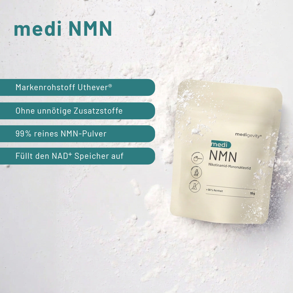 Ein Beutel Medigevity – medi NMN, 99 % reines Pulver, auf einer leicht bestäubten Oberfläche, mit einem Text, der die Premium-Marke Uthever, die Qualität ohne Zusatzstoffe und die Wirksamkeit bei der Auffüllung des NAD+-Spiegels hervorhebt.