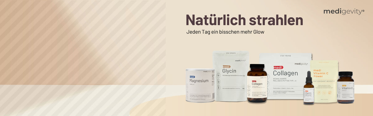 Eine Auswahl an Nahrungsergänzungsmitteln von Medigevity, darunter Magnesiumpulver, Kollagen, Vitamin-D3- und Vitamin-K2-Tropfen sowie Vitamin B, mit dem Text Natürlich strahlen. Jeden Tag ein bisschen mehr Glow.