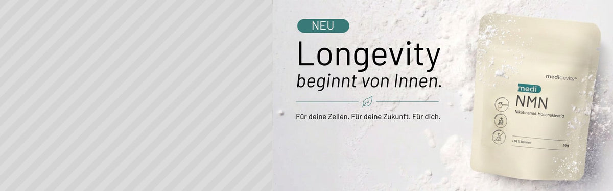 Ein Beutel mit dem Nahrungsergänzungsmittel medi NMN in Pulverform neben verstreutem weißem Pulver, mit der deutschen Aufschrift Longevity beginnt von Innen.