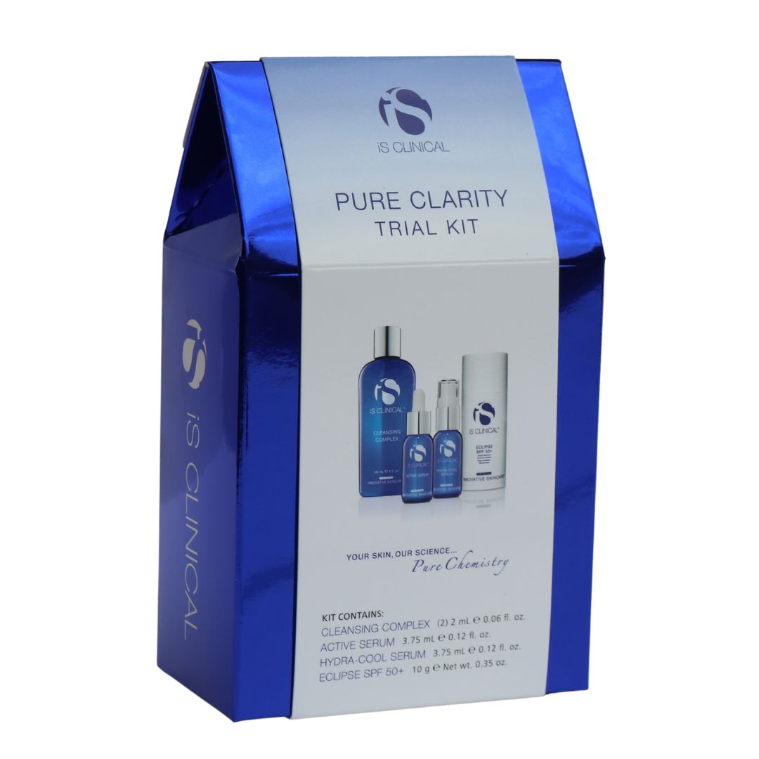 Eine dreieckige No. 1 Cosmetics Pure Clarity Trial Kit-Geschenkbox, die vier Flaschen und Tuben mit Hautpflegeprodukten enthält, mit einem Etikett, auf dem der Inhalt und die Produktinformationen aufgeführt sind.