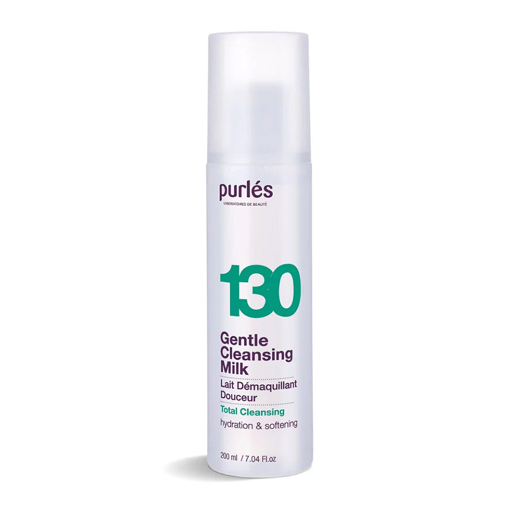 Eine weiße Flasche Purlés Total Cleansing 130 Gentle Cleansing Milk mit Pumpspender und englischem und französischem Text auf dem Etikett. Sie hebt die feuchtigkeitsspendenden und weichmachenden Eigenschaften hervor und enthält 200 ml.