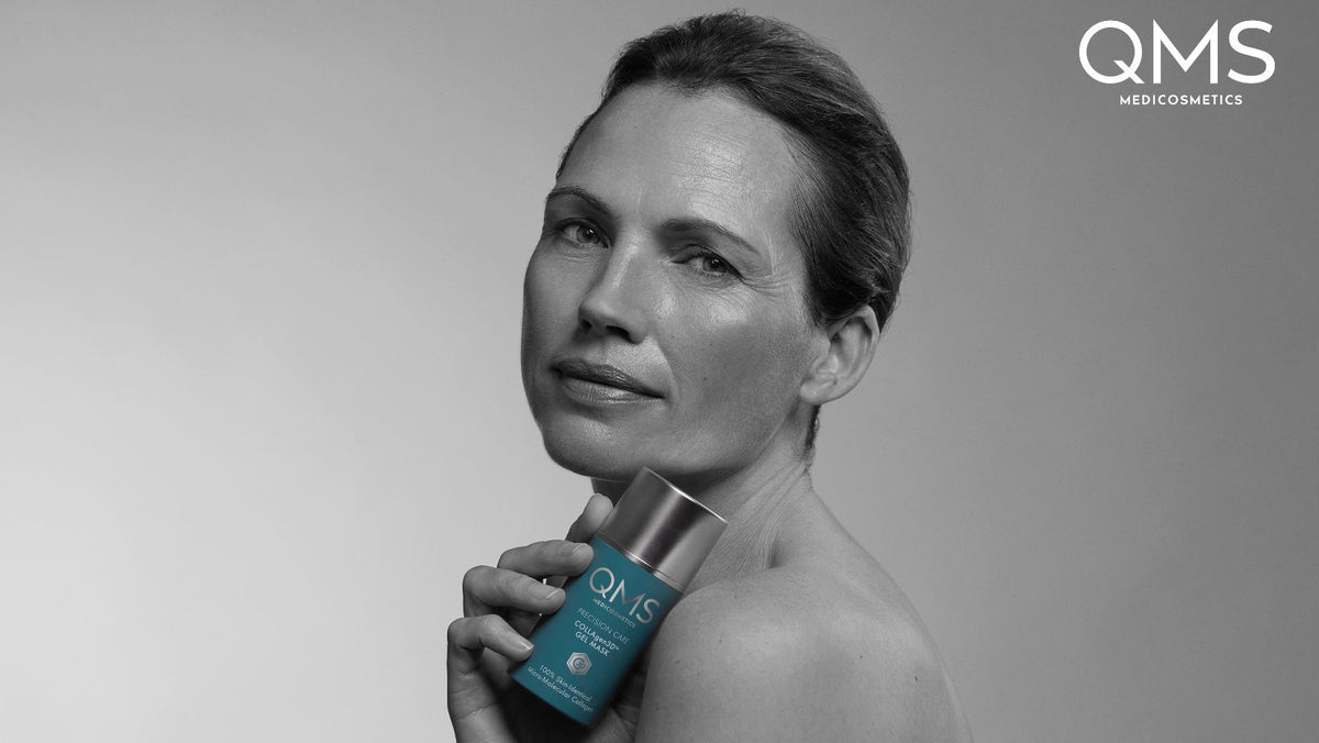 Eine Frau hält ein Töpfchen mit der QMS Medicosmetics Precision Care Collagen 3D Gel Mask in der Hand.