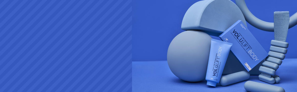 VOL.U.LIFT BODY Straffungscreme in der Tube und der Verpackung, dargestellt mit abstrakten geometrischen Formen auf blauem Hintergrund.